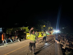 Fuso Alami Rem Blong di Jalintim Muba Hantam 4 Kendaraan, 1 Tewas-3 Luka