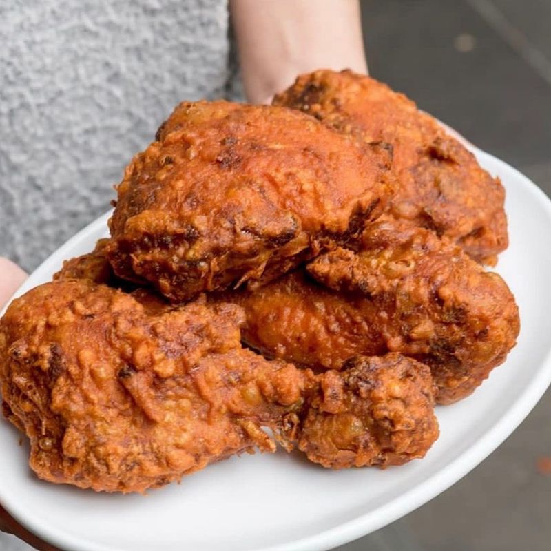 Pria Ini Borong 30 Ayam Goreng Setiap Hari, Alasannya Mulia!