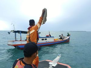 Kapal Nelayan Pangkalpinang Mati Mesin di Tengah Laut, 9 ABK Selamat