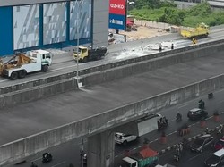 Macet di Jalan Tol Layang AP Pettarani Makassar Dipicu Truk Terbalik