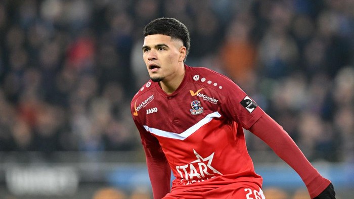 ST TRUIDEN, BELGIUM - DECEMBER 1: Ragnar Oratmangoen (26) of Dender pictured in action during the Jupiler Pro League season 2024 - 2025 matchday 16 between Club Brugge KV and FCV Dender on December 1,2024 in Brugge, Belgium. (Photo by Isosport/MB Media/Getty Images)