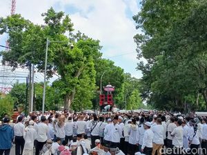 Amarah Ratusan Alumni Ponpes di Lombok Atas Tuduhan Jual Diri Amarah Ratusan Alumni Ponpes di Lombok Atas Tuduhan Jual Diri
