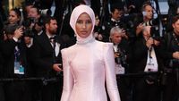 8 Pesona Rawdah Mohamed Curi Perhatian di Red Carpet Cannes, Bergaya Modest