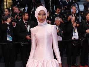 8 Pesona Rawdah Mohamed Curi Perhatian di Red Carpet Cannes, Bergaya Modest 8 Pesona Rawdah Mohamed Curi Perhatian di Red Carpet Cannes, Bergaya Modest