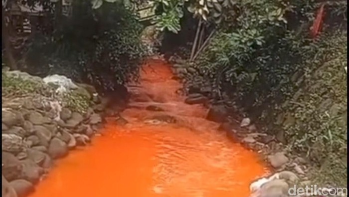 Sebuah video menampilkan aliran anak sungai di Citeureup, Bogor, Jawa Barat, berwarna oranye. Pemkab Bogor menganalisa penyebab pergantian warna air tersebut. (dok Ist) Sebuah video menampilkan aliran anak sungai di Citeureup, Bogor, Jawa Barat, berwarna oranye. Pemkab Bogor menganalisa penyebab pergantian warna air tersebut. (dok Ist)