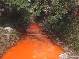 Terungkap Sebab Air Sungai Citeureup Berubah Jadi Oranye Terungkap Sebab Air Sungai Citeureup Berubah Jadi Oranye