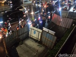 Ada Proyek Galian di Pinggir Jalan, Lalin di Gatsu Jaksel Macet