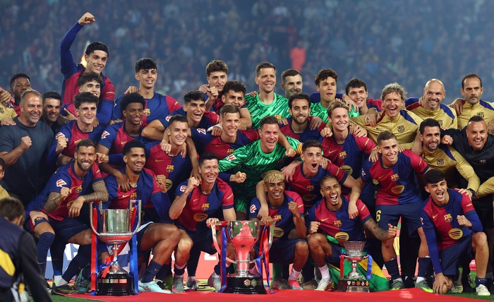SOCCER-SPAIN-BAR-VIL/REPORT Soccer Football - LaLiga - FC Barcelona v Villarreal - Estadi Olimpic Lluis Companys, Barcelona, Spain - May 18, 2025 FC Barcelona pose with the Copa del Rey, LaLiga and the Supercopa de Espana trophies after winning REUTERS/Albert Gea