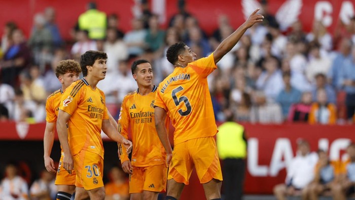 SOCCER-SPAIN-SEV-RMA/REPORT Soccer Football - LaLiga - Sevilla v Real Madrid - Ramon Sanchez Pizjuan, Seville, Spain - May 18, 2025 Real Madrids Jude Bellingham celebrates scoring their second goal with teammates REUTERS/Marcelo Del Pozo