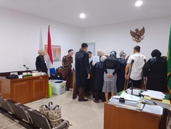 Jam Mewah Deliar Dibawa Jaksa Saat Sidang OTT Kadisnakertrans Sumsel