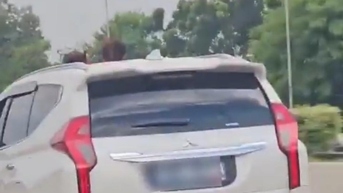 Tangkapan layar video booming bocah nongol dari sunroof kendaraan beroda empat pajero. Tangkapan layar video booming bocah nongol dari sunroof kendaraan beroda empat pajero.