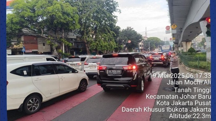 Titik-titik Kepadatan Lalin di Jalan Arteri Jakarta Senin Pagi Titik-titik Kepadatan Lalin di Jalan Arteri Jakarta Senin Pagi