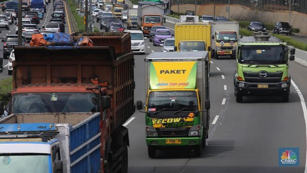 Truk melintas di Jalan Tol Lingkar Luar, Jakarta, (19/5/2025). Rencana pemerintah untuk menertibkan truk over dimension over load (ODOL) mulai menunjukkan hasil. Menteri Koordinator Bidang Infrastruktur dan Pembangunan Kewilayahan Agus Harimurti Yudhoyono alias AHY menegaskan Indonesia bebas truk ODOL pada tahun depan alias 2026 mendatang. (CNBC Indonesia/Muhammad Sabki)