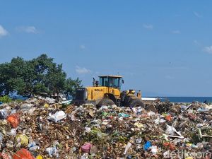 Berbau Busuk, Warga Keluhkan Timbunan Ribuan Ton Sampah di SPALDT Mataram Berbau Busuk, Warga Keluhkan Timbunan Ribuan Ton Sampah di SPALDT Mataram