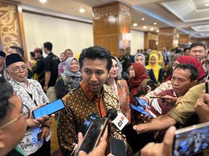 Emil Dardak Tegaskan Pembakaran Sampah Plastik Pabrik Tahu Langgar Aturan Emil Dardak Tegaskan Pembakaran Sampah Plastik Pabrik Tahu Langgar Aturan