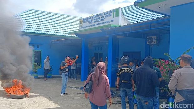 Warga demo di kantor PDAM Tirta Manakarra Mamuju.