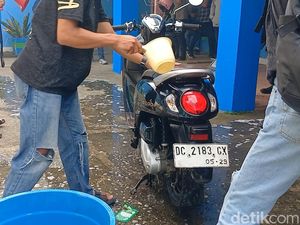 Protes Air Mampet Sebulan Bikin Warga Cuci Motor di Kantor PDAM Mamuju Protes Air Mampet Sebulan Bikin Warga Cuci Motor di Kantor PDAM Mamuju