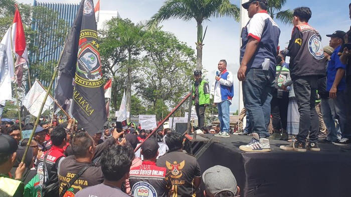 Aksi demo ojol di Palembang.