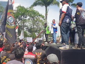 Video: Ribuan Ojol Gelar Demo di Depan DPRD Sumsel, Ini Tuntutannya