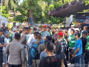 Demo Ojol Mataram, Minta Tarif Naik dan Potongan Aplikasi Diturunkan Demo Ojol Mataram, Minta Tarif Naik dan Potongan Aplikasi Diturunkan