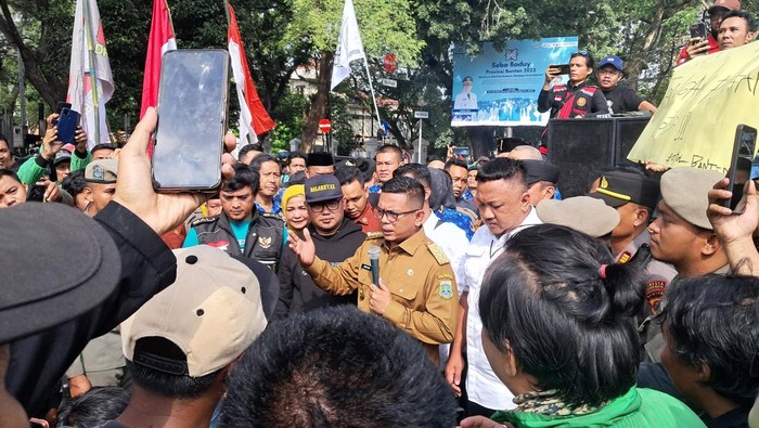 Andra Soni terima massa demo ojol di Banten (Arief/detikcom)