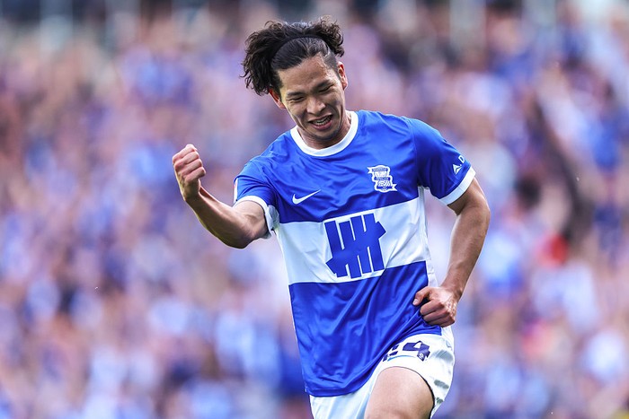 PLYMOUTH, ENGLAND - MAY 03: Ao Tanaka of Leeds United celebrates with the Sky Bet Championship trophy after the teams 2-1 victory, which confirmed that the team has won the Sky Bet Championship and promotion to the Premier League following the Sky Bet Championship match between Plymouth Argyle FC and Leeds United FC at Home Park on May 03, 2025 in Plymouth, England. (Photo by Harry Trump/Getty Images)