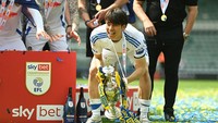 Ao Tanaka bawa Leeds United juarai Divisi Championship. Sang gelandang Jepang itu dapat penghargaan pemain Leeds terbaik musim ini (Getty)