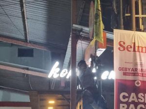 Aparat Copot Puluhan Bendera Ormas yang Ganggu Ruang Publik di Depok Aparat Copot Puluhan Bendera Ormas yang Ganggu Ruang Publik di Depok