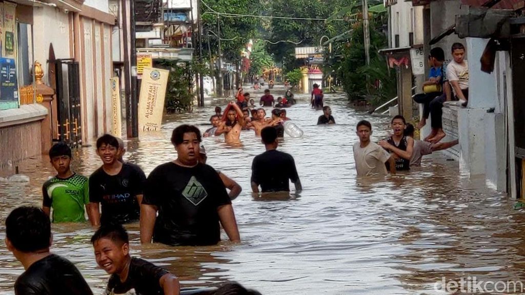 Banjir Rendam Sejumlah Wilayah di Trenggalek Banjir Rendam Sejumlah Wilayah di Trenggalek