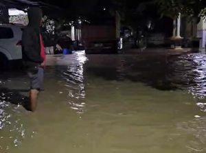 Permukiman Warga Ketitang Wetan Pati Kebanjiran Pagi Ini Imbas Tanggul Jebol Permukiman Warga Ketitang Wetan Pati Kebanjiran Pagi Ini Imbas Tanggul Jebol