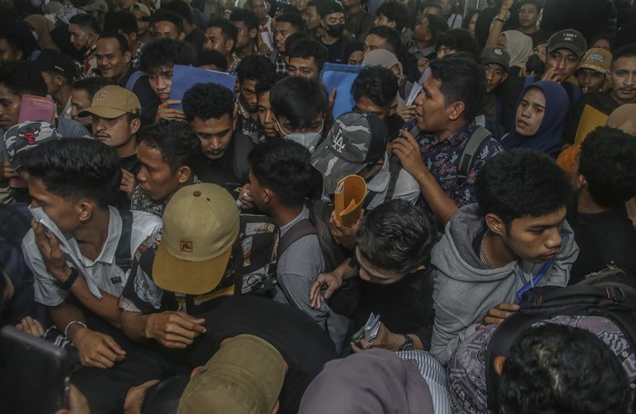 Berdesakan demi Dapat Kerja di Job fair Maluku Utara Pencari kerja berdesakan untuk melakukan pendaftaran pada Job Fair di Hotel Bela Ternate, Maluku Utara, Selasa (20/5/2025). Pemprov Maluku Utara lewat Dinas Ketenagakerjaan dan Transmigrasi menggelar Job Fair 2025 dari tanggal 20-21 Mei dengan menawarkan sebanyak 2.368 lowongan kerja dan 21 perusahaan nasional maupun setempat yang siap merekrut tenaga kerja di banyak sekali bidang selaku upaya untuk meminimalisir angka pengangguran. ANTARA FOTO/Andri Saputra/foc.
