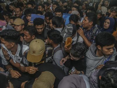 Berdesakan demi Dapat Kerja di Job Fair Maluku Utara