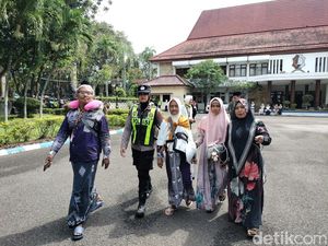 1.493 Calon Haji Bojonegoro Bertolak ke Surabaya, Termuda 19 Tahun 1.493 Calon Haji Bojonegoro Bertolak ke Surabaya, Termuda 19 Tahun