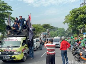 Massa Demo Ojol Mulai Padati Jalan A Yani Surabaya, Waspada Kepadatan! Massa Demo Ojol Mulai Padati Jalan A Yani Surabaya, Waspada Kepadatan!