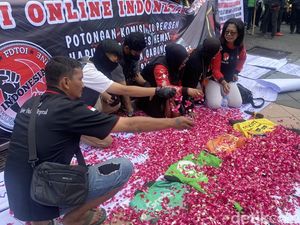 Driver Ojol Demo di Kantor Gubernur Jateng, Lepas Jaket-Tabur Bunga