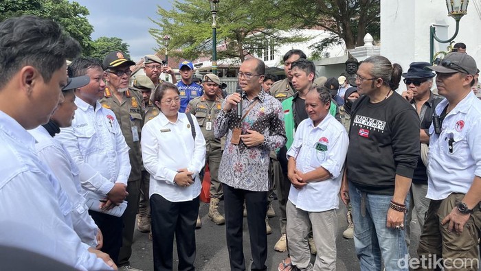 Demo ojol Gabungan pengemudi ojol menyodorkan permintaan di Kantor Gubernur Kepatihan, Kota Jogja, Selasa (20/5/2025).