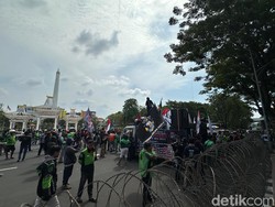 Massa Demo Ojol Geruduk Kantor Gubernur Jatim, Kendaraan Dialihkan
