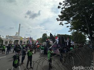 Massa Demo Ojol Geruduk Kantor Gubernur Jatim, Kendaraan Dialihkan Massa Demo Ojol Geruduk Kantor Gubernur Jatim, Kendaraan Dialihkan