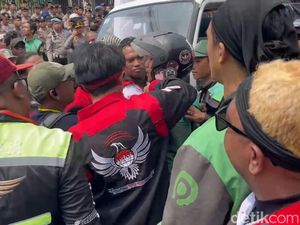 Ojol Sempat Bersitegang dengan Polisi Saat Luruk Kantor Gojek Surabaya