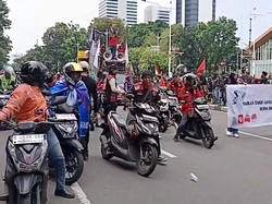 Video: Konvoi Dorong Motor, Massa Demo Ojol Tiba di Patung Kuda