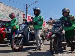 Video: Demo Ojol di Purwakarta, Driver Gelar Aksi Dorong Motor