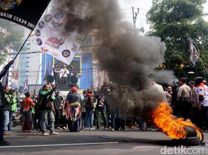 Video Demo Ojol di Surabaya Diwarnai Aksi Bakar Ban Video Demo Ojol di Surabaya Diwarnai Aksi Bakar Ban