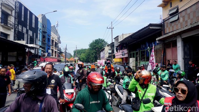 Demo Ojol di Surabaya Massa aksi ojek online menggelar demo di Surabaya