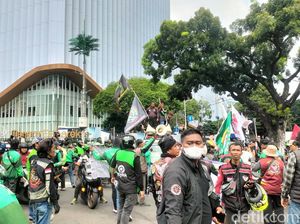 Video: Massa Aksi Bakar Ban dan Flare di Demo Ojol Patung Kuda Jakpus Video: Massa Aksi Bakar Ban dan Flare di Demo Ojol Patung Kuda Jakpus