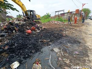 Ekskavator Bersihkan Tumpukan Sampah Bikin Pikap Terjun ke Kanal di Makassar Ekskavator Bersihkan Tumpukan Sampah Bikin Pikap Terjun ke Kanal di Makassar