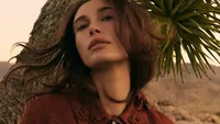 7 Potret Terbaru Hailey Bieber untuk Vogue, Bahas Trauma Melahirkan