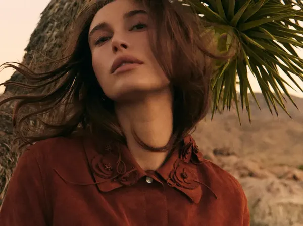 7 Potret Terbaru Hailey Bieber untuk Vogue, Bahas Trauma Melahirkan