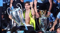 Pada 10 Juni 2023, Jack Grealish tampil penuh ketika Man City memastikan treble berkat keberhasilan menjuarai Liga Champions. Ini adalah pose Grealish saat parade gelar juara the Citizens di musim itu. Foto: Getty Images/Alex Livesey