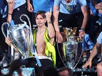 Piala-piala Man City di Tangan Manusia 100 Juta