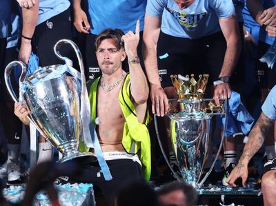 Piala-piala Man City di Tangan Manusia 100 Juta